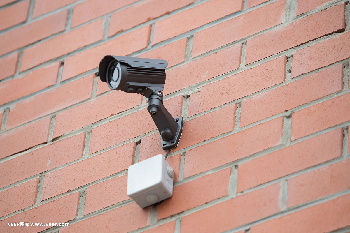 安装在房屋外墙的家庭保护、隐私、防盗、监控闭路电视监控摄像头。